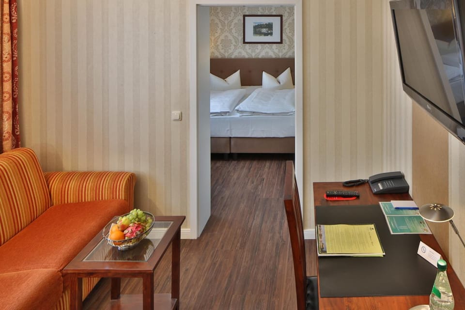Desk, soundproofing, free WiFi, bed sheets