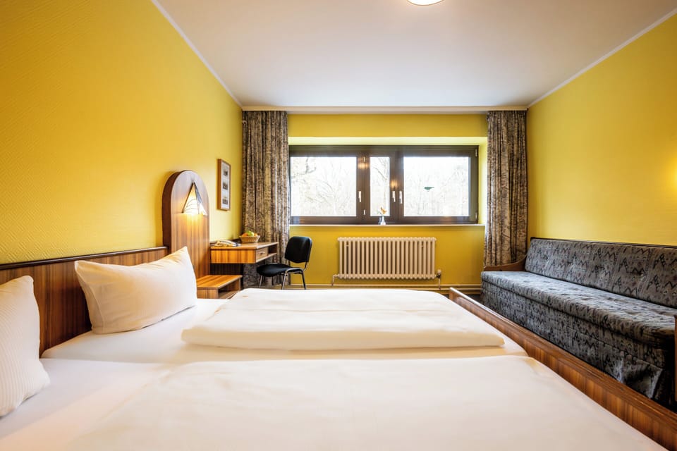 Doppelzimmer mit Couch | In-room safe, individually furnished, desk, blackout drapes