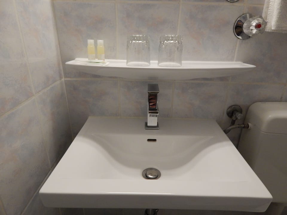 Single Room | Bathroom | Combined shower/tub, hair dryer, towels