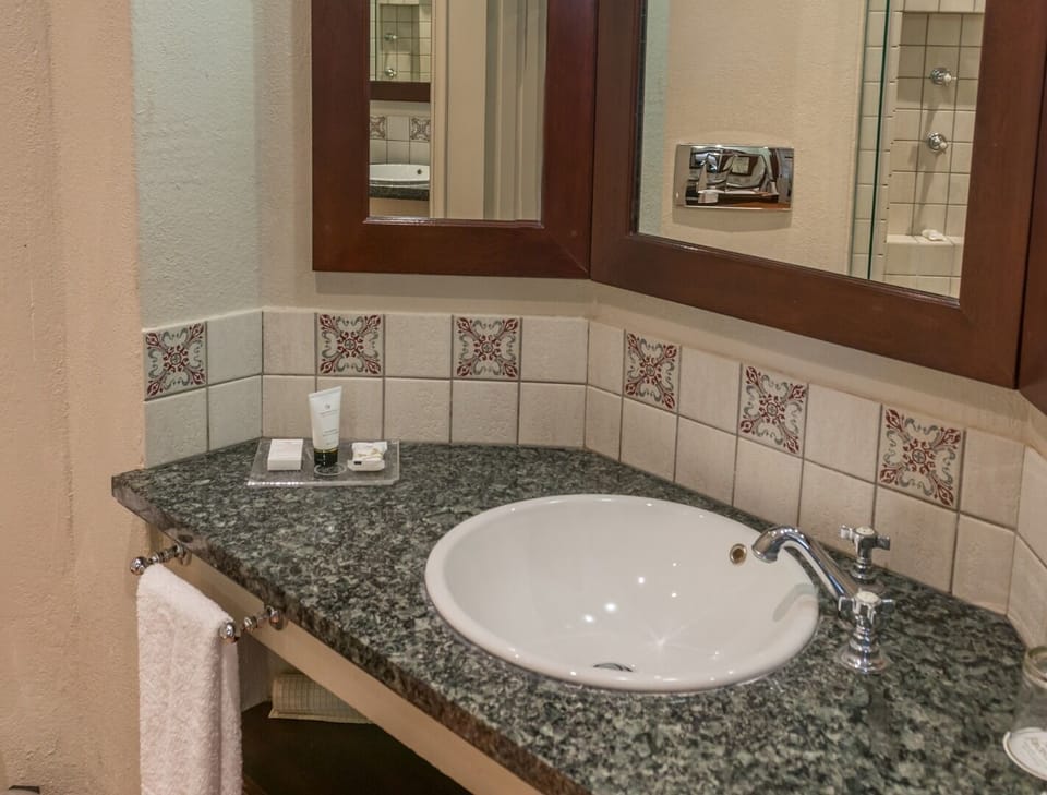 Classic Twin Room | Bathroom | Free toiletries, towels
