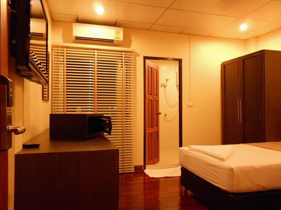 Standard Room, 1 Twin Bed | 1 bedroom, premium bedding, Select Comfort beds, in-room safe