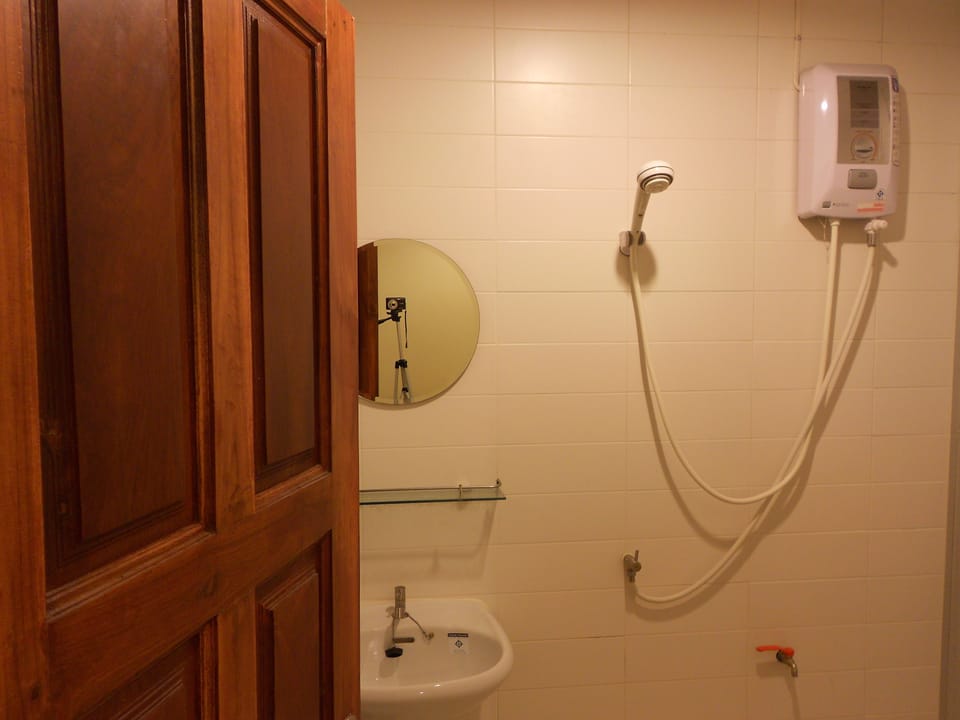 Shower, free toiletries, towels