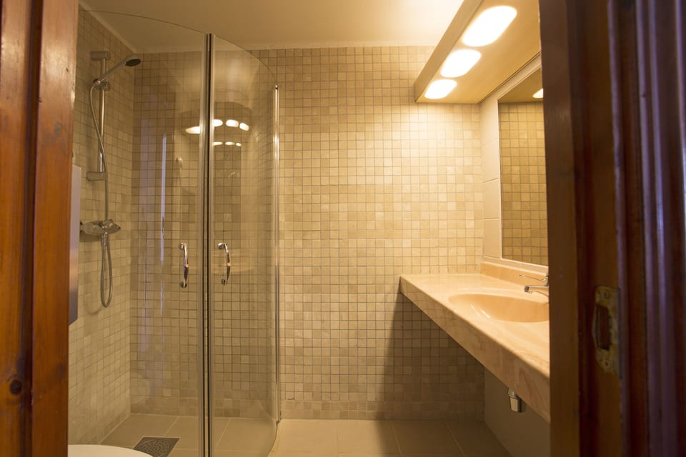 Double Room, 2 Twin Beds (Above restaurant & pub) | Bathroom | Towels