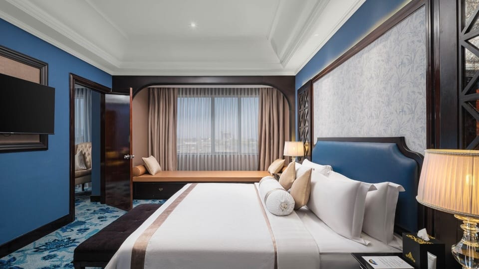 Suite, 1 King Bed | Premium bedding, minibar, in-room safe, desk
