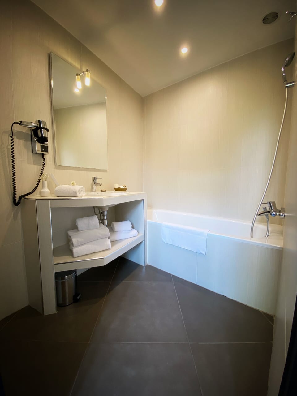 Superior Double or Twin Room, Balcony | Bathroom | Free toiletries, hair dryer, towels