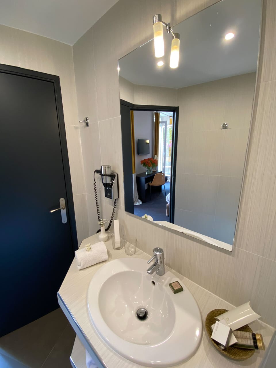 Superior Double or Twin Room, Balcony | Bathroom | Free toiletries, hair dryer, towels