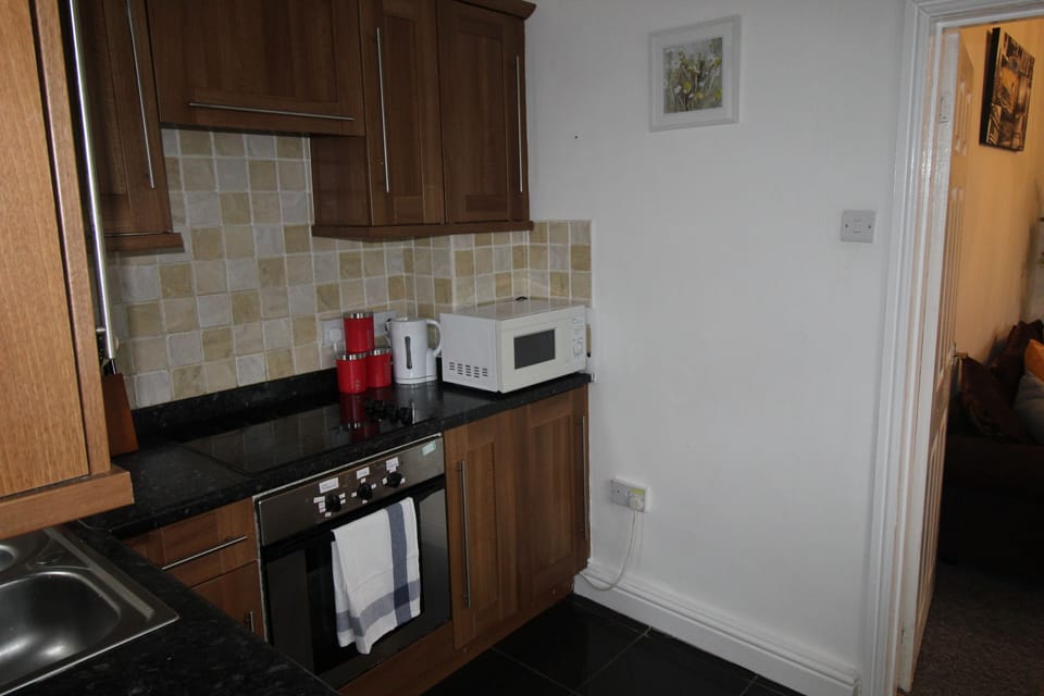 House, 3 Bedrooms, Non Smoking, Kitchen | Private kitchen | Fridge, microwave, oven, stovetop
