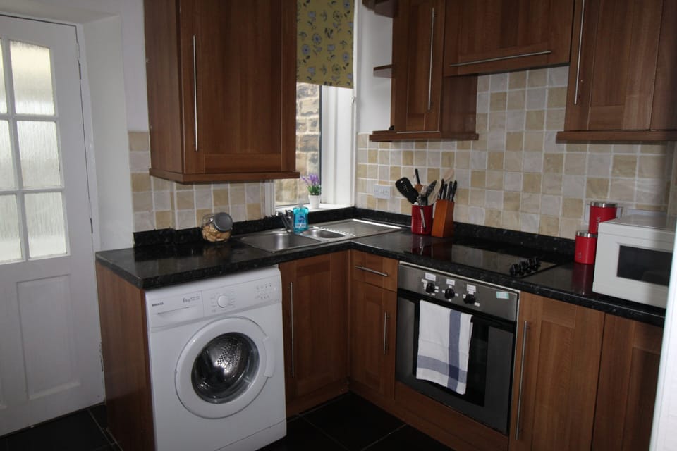 House, 3 Bedrooms, Non Smoking, Kitchen | Private kitchen | Fridge, microwave, oven, stovetop