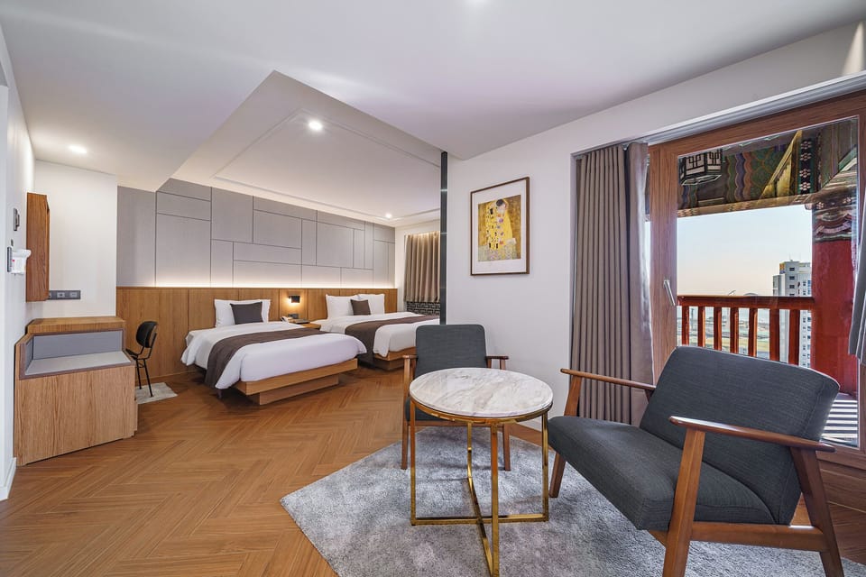 Premier Corner Suite | Minibar, in-room safe, blackout drapes, iron/ironing board