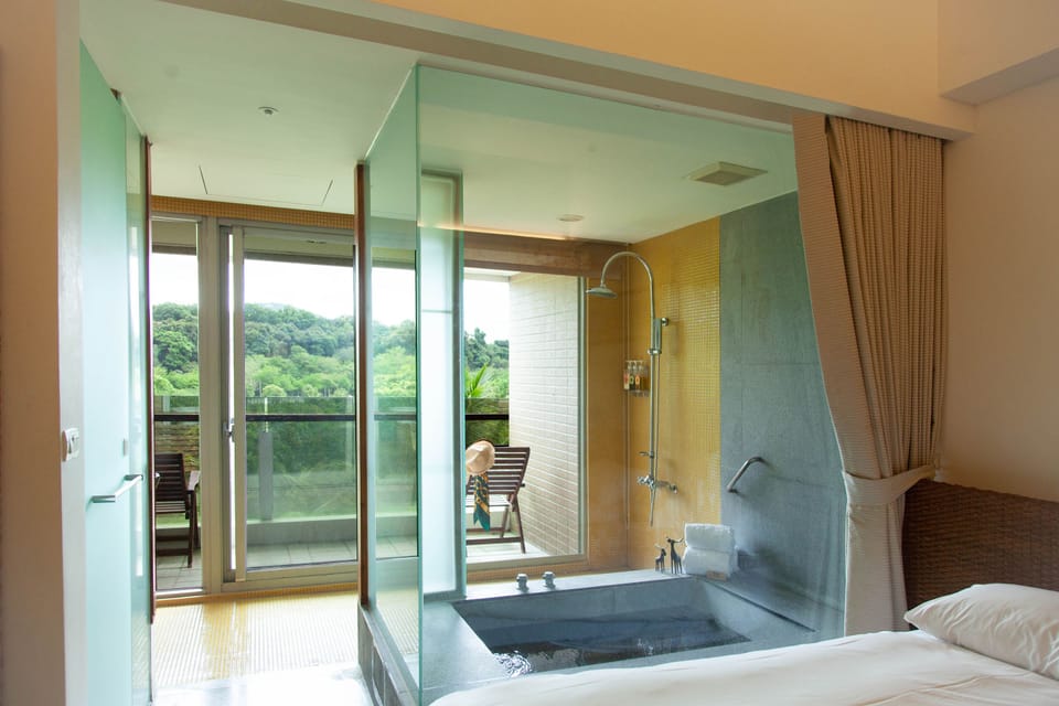 Combined shower/tub, deep soaking tub, rainfall showerhead