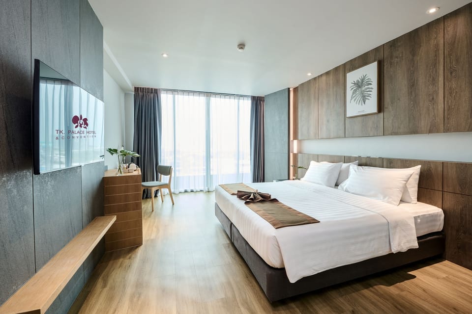 The Extra Room with Bathtub | Egyptian cotton sheets, premium bedding, Select Comfort beds