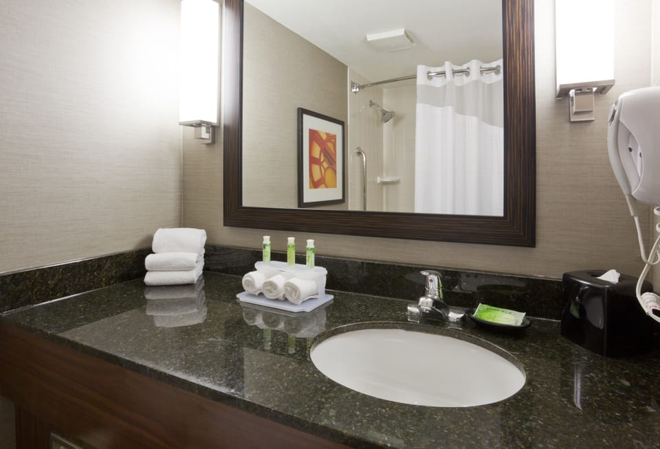 Combined shower/tub, designer toiletries, hair dryer, towels