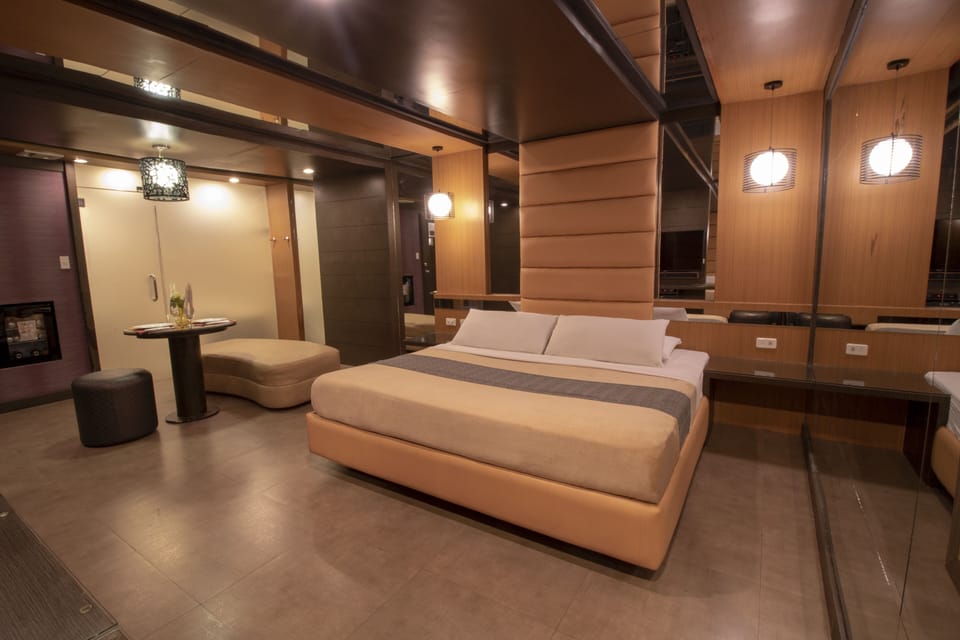 Suite | Free WiFi, bed sheets