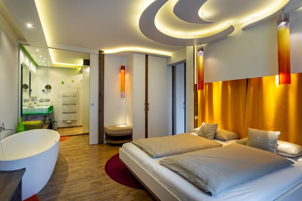 Design Suite | Hypo-allergenic bedding, minibar, in-room safe, individually decorated