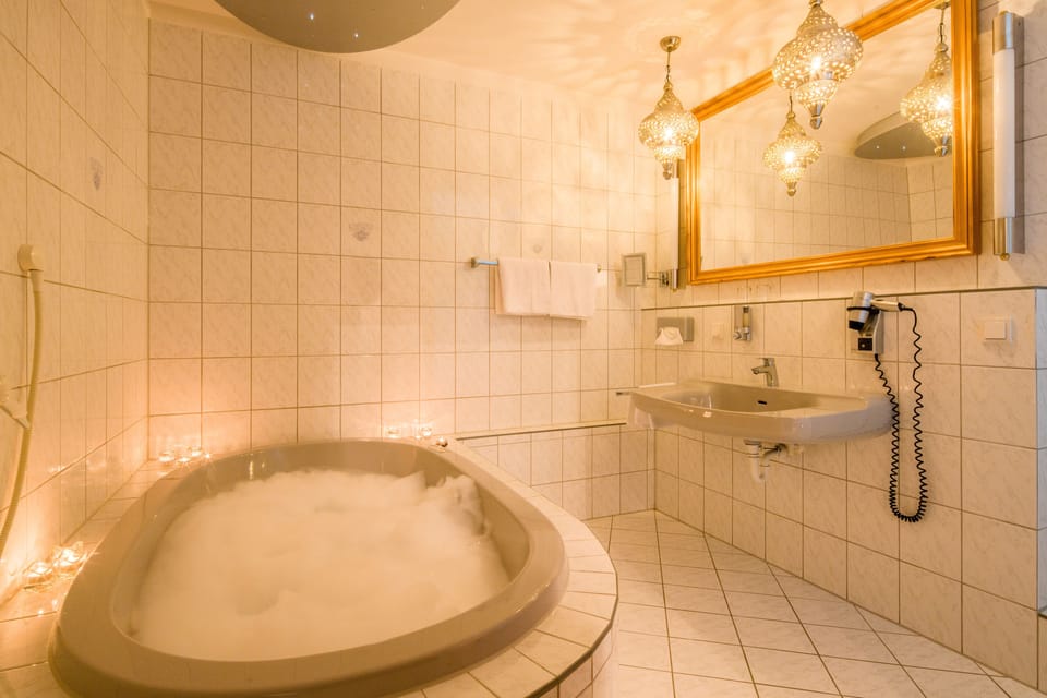 Honeymoon Studio Suite | Bathroom | Free toiletries, hair dryer, towels, soap