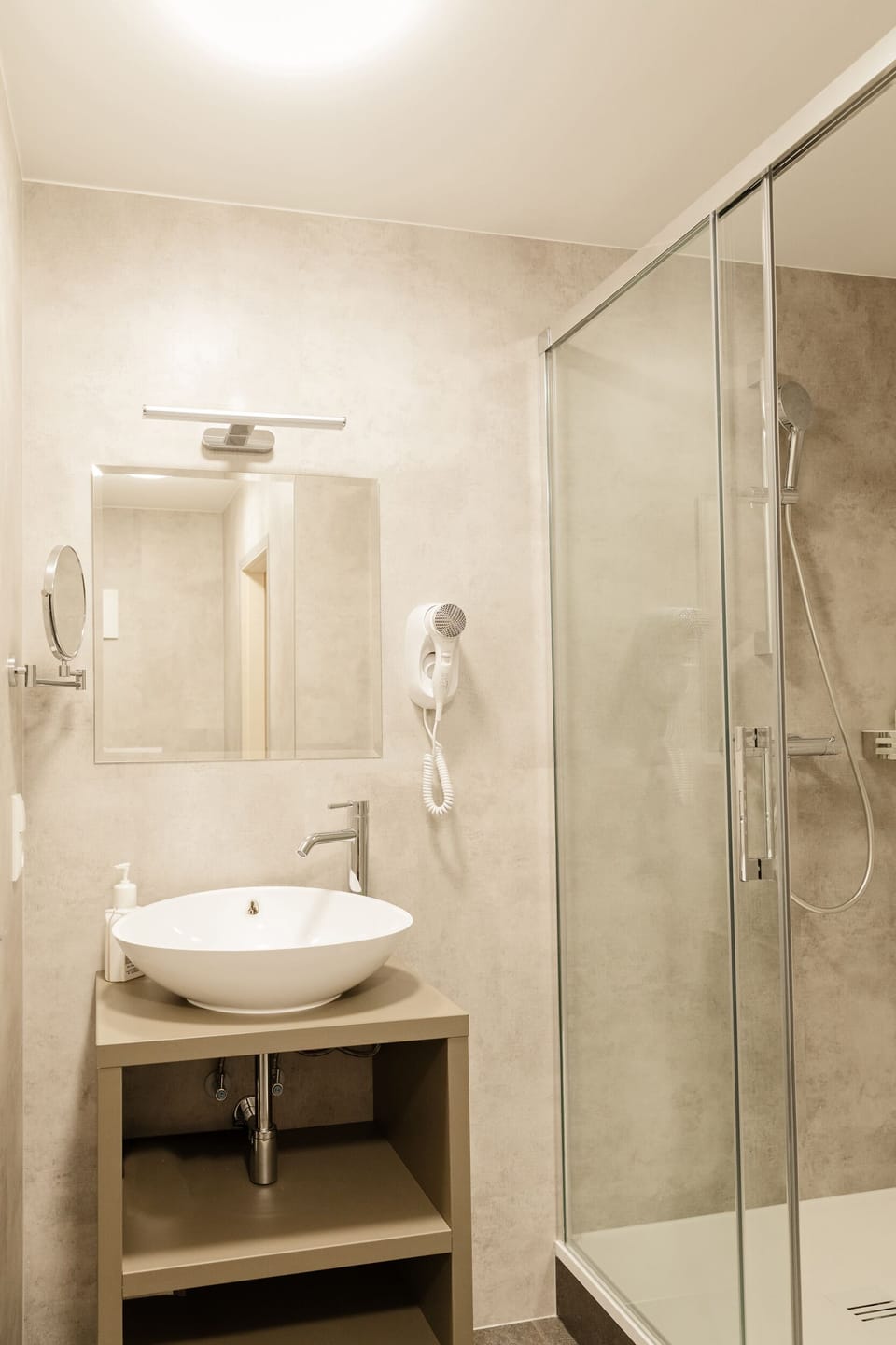 Deluxe Suite | Bathroom | Shower, hair dryer, towels