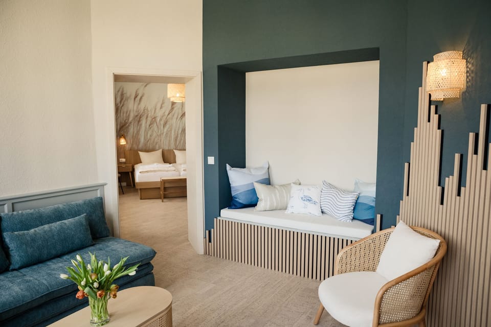 Deluxe Suite | Minibar, in-room safe, blackout drapes, free WiFi