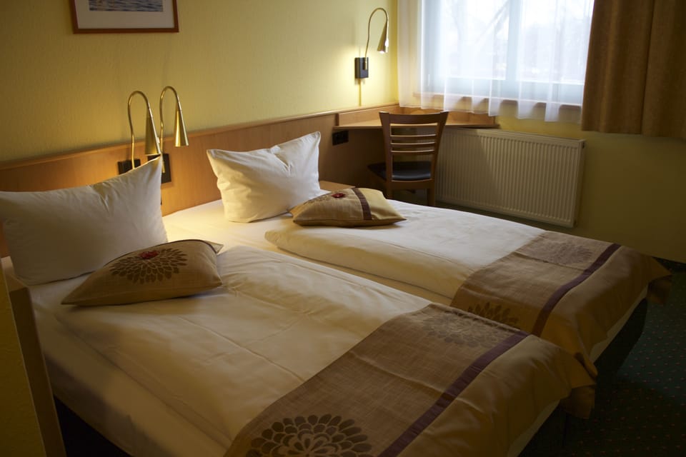 Single Room | Desk, blackout drapes, soundproofing, bed sheets