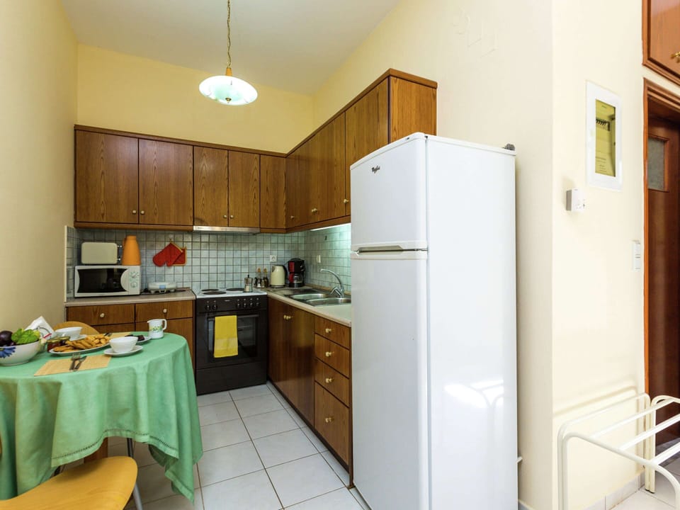 Apartment | Private kitchen | Electric kettle, dining tables