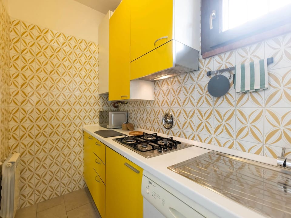 Apartment | Private kitchen | Microwave, coffee/tea maker