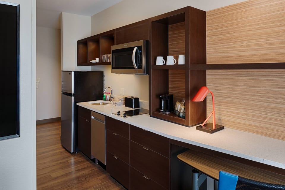 Full-size fridge, microwave, oven, stovetop