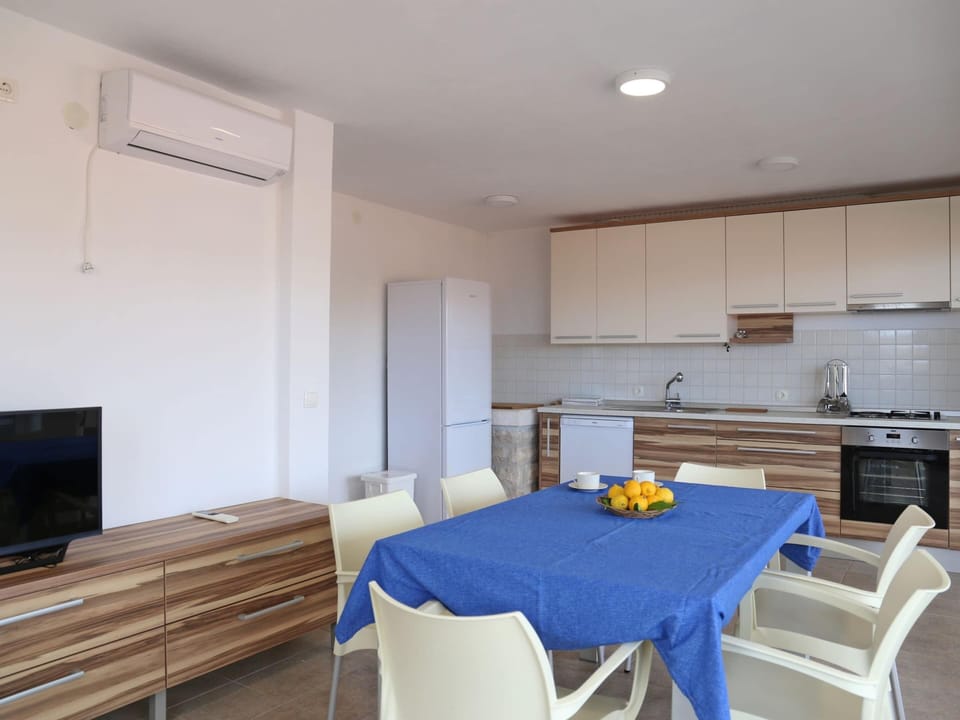 House | Private kitchen | Cookware/dishes/utensils