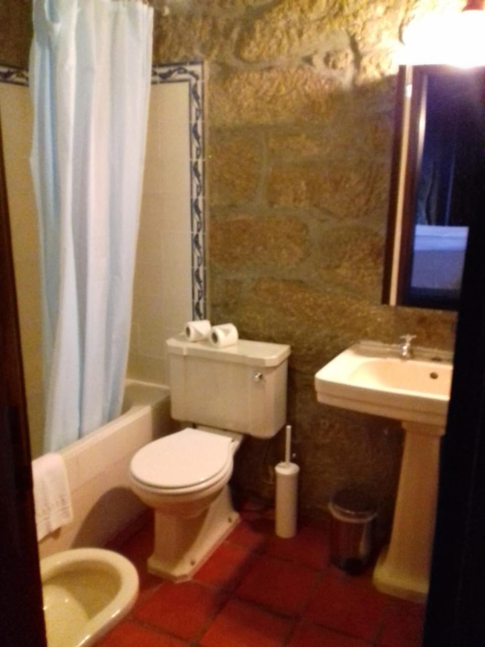 Bidet, towels
