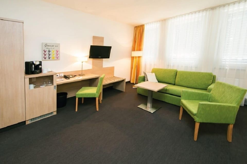 Junior Suite | Living area | Flat-screen TV