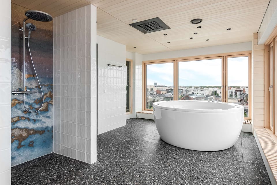 Combined shower/tub, free toiletries, hair dryer, slippers
