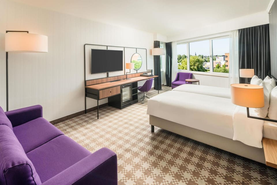 Junior Suite | Hypo-allergenic bedding available, minibar, in-room safe, desk