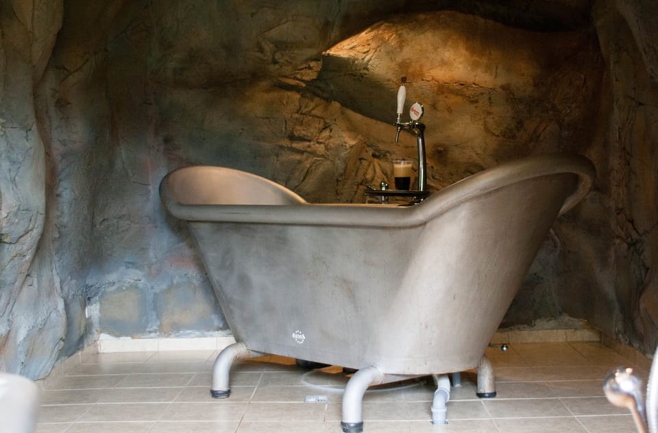 Deep soaking bathtub