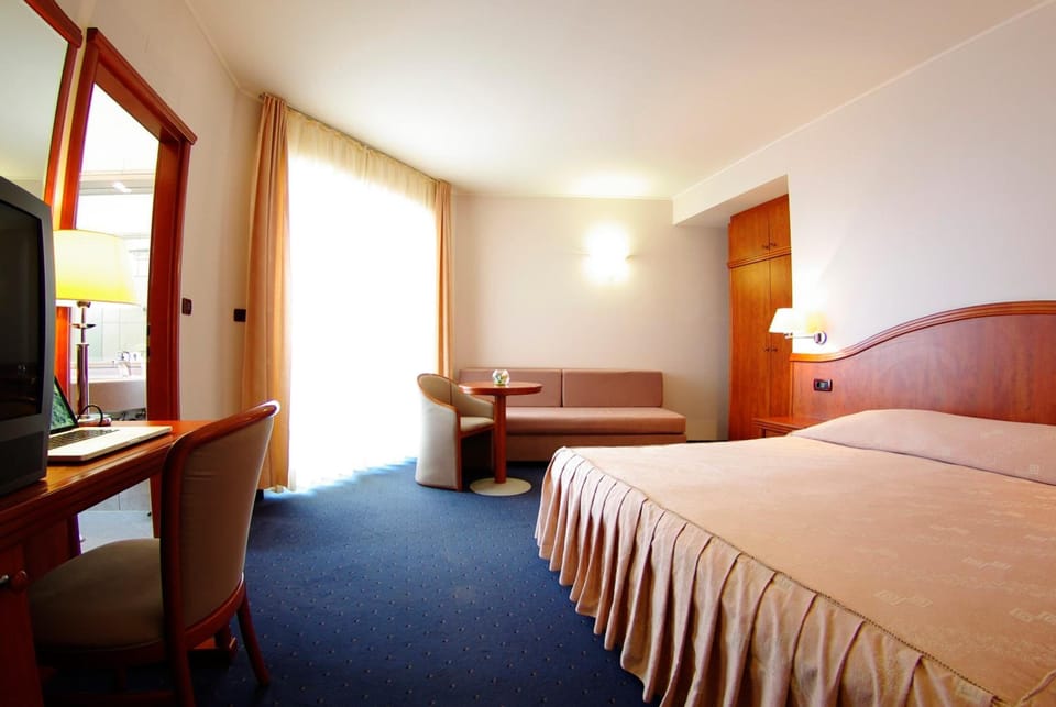 Minibar, in-room safe, desk, free WiFi