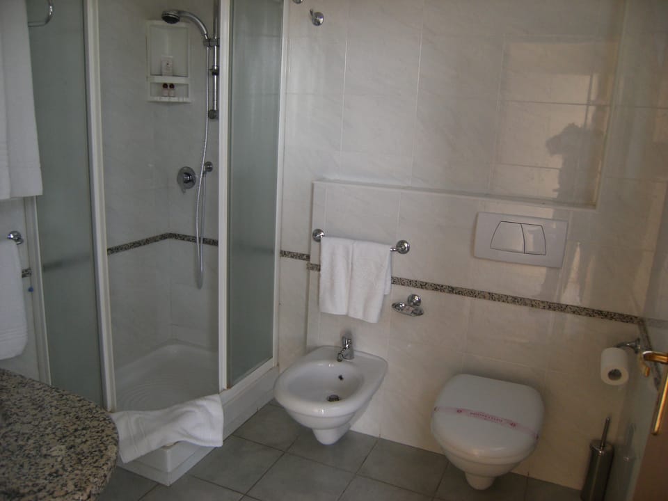 Shower, rainfall showerhead, free toiletries, hair dryer