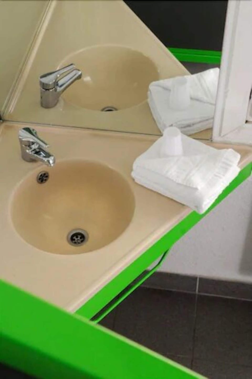 Bathroom sink