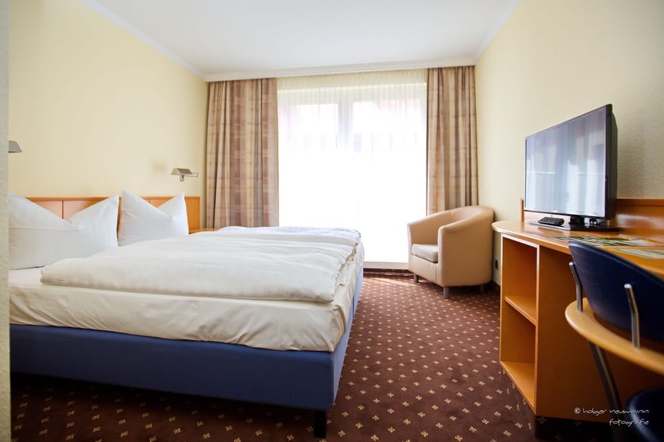 Double Room (im neuen Haus) | Desk, iron/ironing board, bed sheets