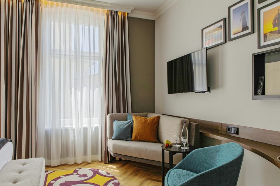 Double Room | In-room safe, desk, laptop workspace, blackout drapes