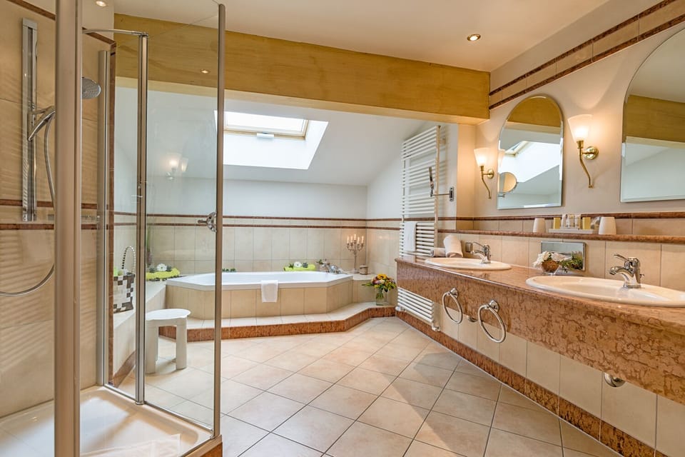 Suite | Bathroom | Free toiletries, hair dryer, bathrobes, slippers