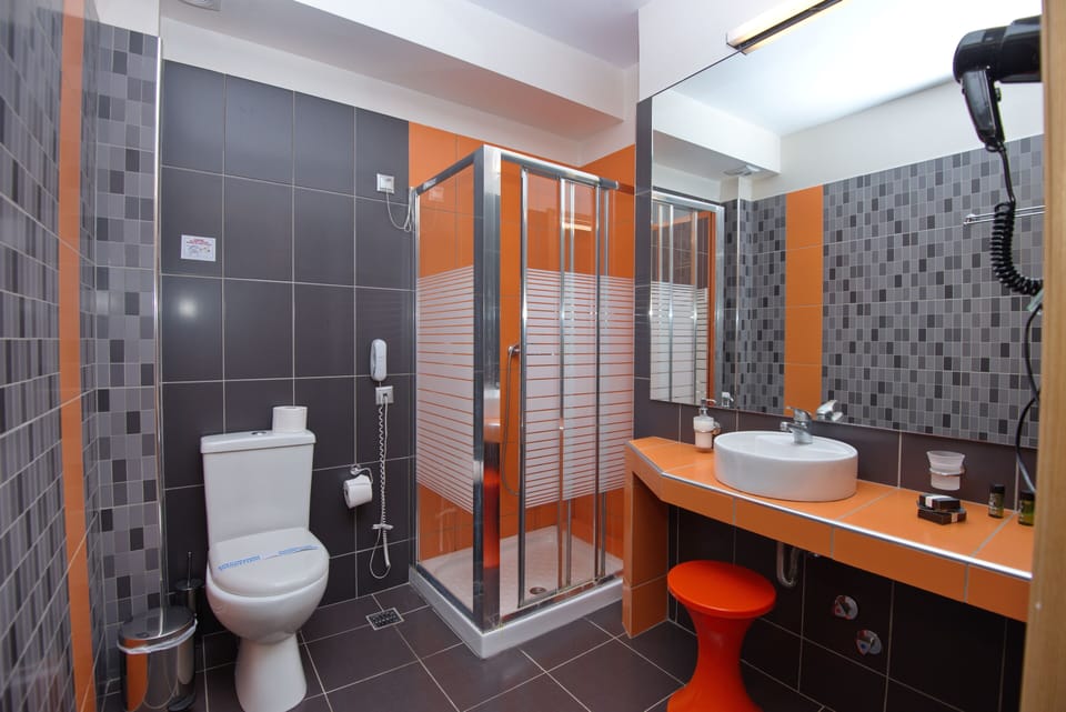 Classic Triple Room | Bathroom | Shower, rainfall showerhead, free toiletries, hair dryer