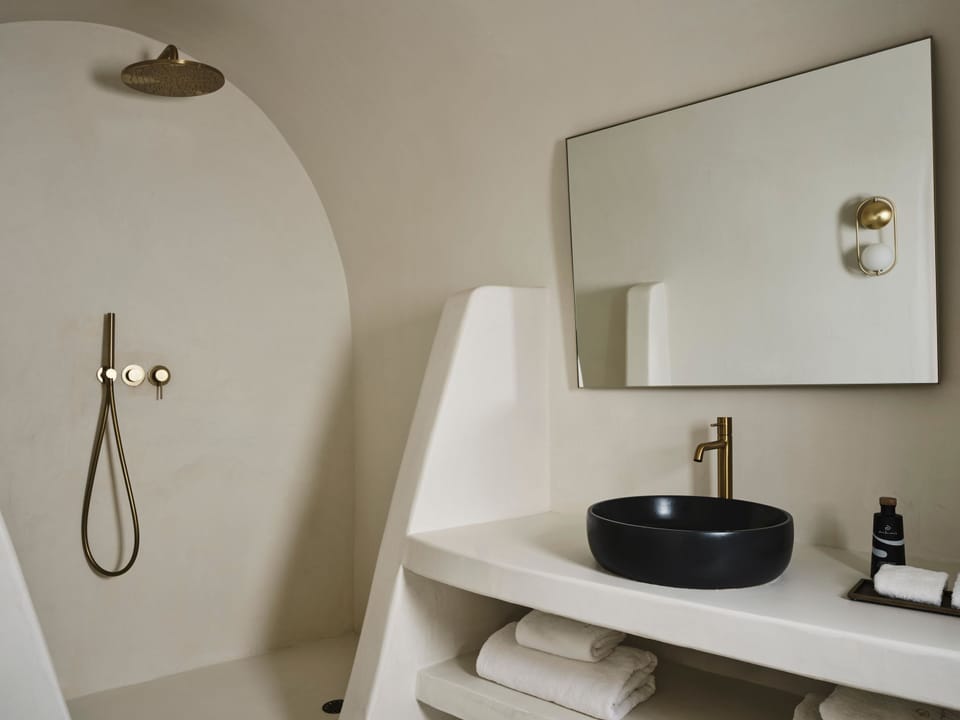 Elegant Suite with Hot tub | Bathroom | Eco-friendly toiletries, hair dryer, bathrobes, slippers