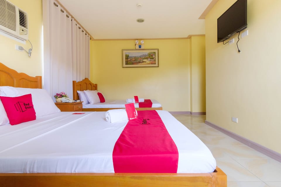 Family Room | Desk, WiFi (free), bed sheets
