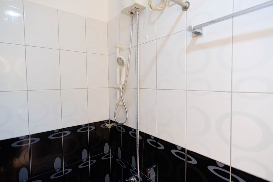 Shower, free toiletries, towels
