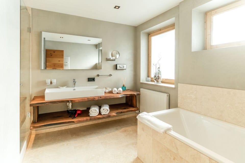 Junior Suite | Bathroom | Free toiletries, hair dryer, bathrobes, slippers