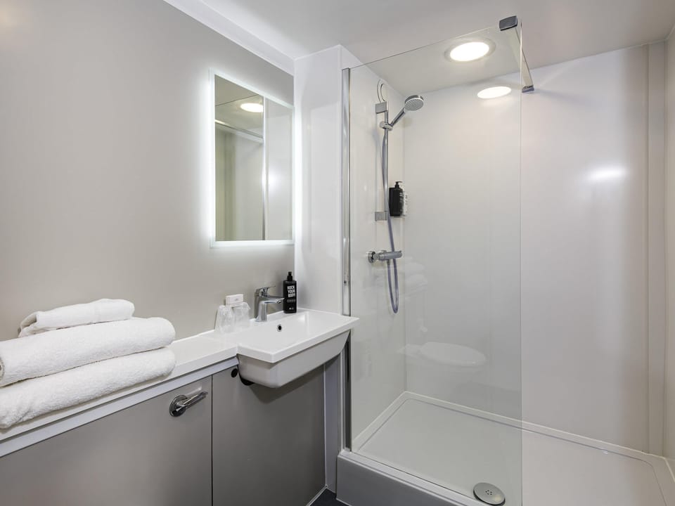 Twin Room, 2 Twin Beds | Desk, free WiFi, bed sheets, alarm clocks