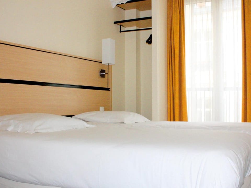 Desk, soundproofing, free WiFi, bed sheets