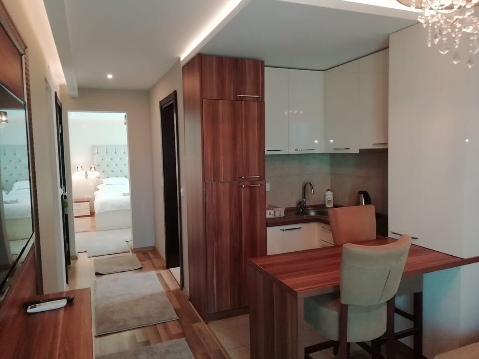 Deluxe Studio Suite | Private kitchen | Mini-fridge, electric kettle