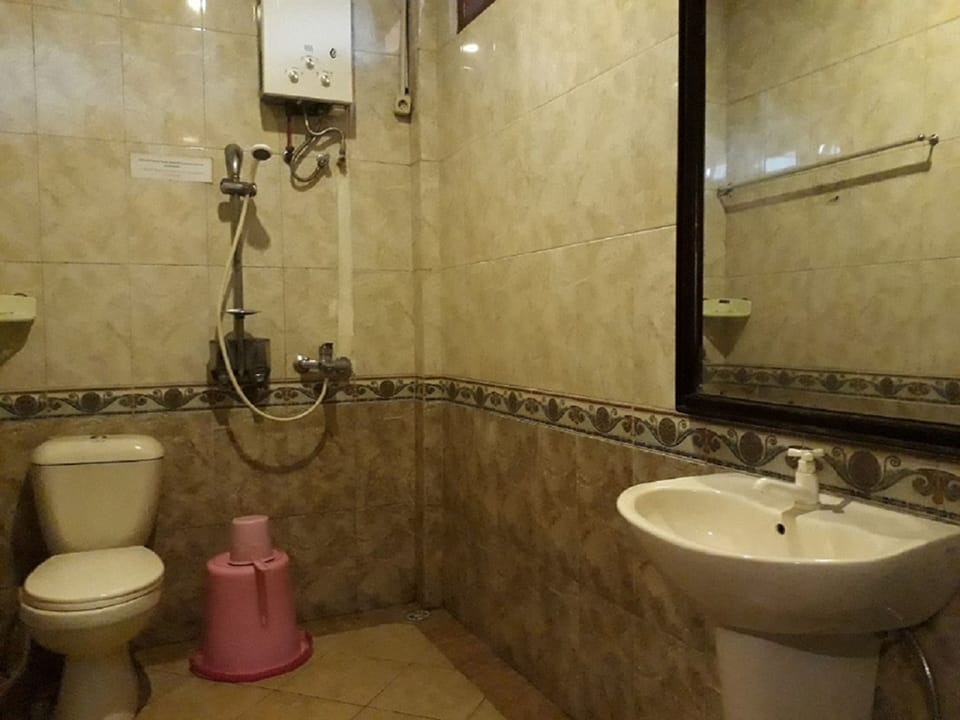 Family Room | Bathroom | Shower, free toiletries, towels