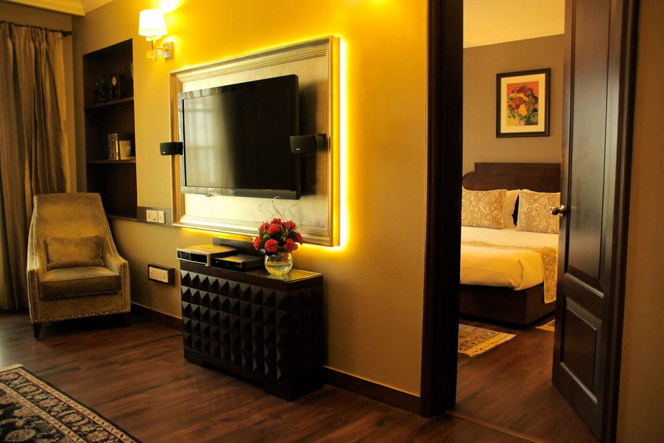 Deluxe Suite | Living room | 40-inch LCD TV with digital channels, TV