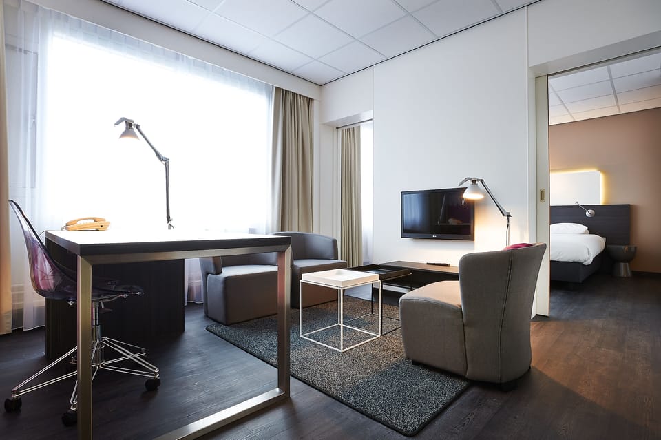 Suite | Desk, blackout drapes, free WiFi, bed sheets