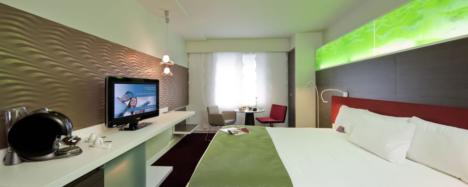 Classic Room, 1 Double Bed | In-room safe, desk, blackout drapes, soundproofing