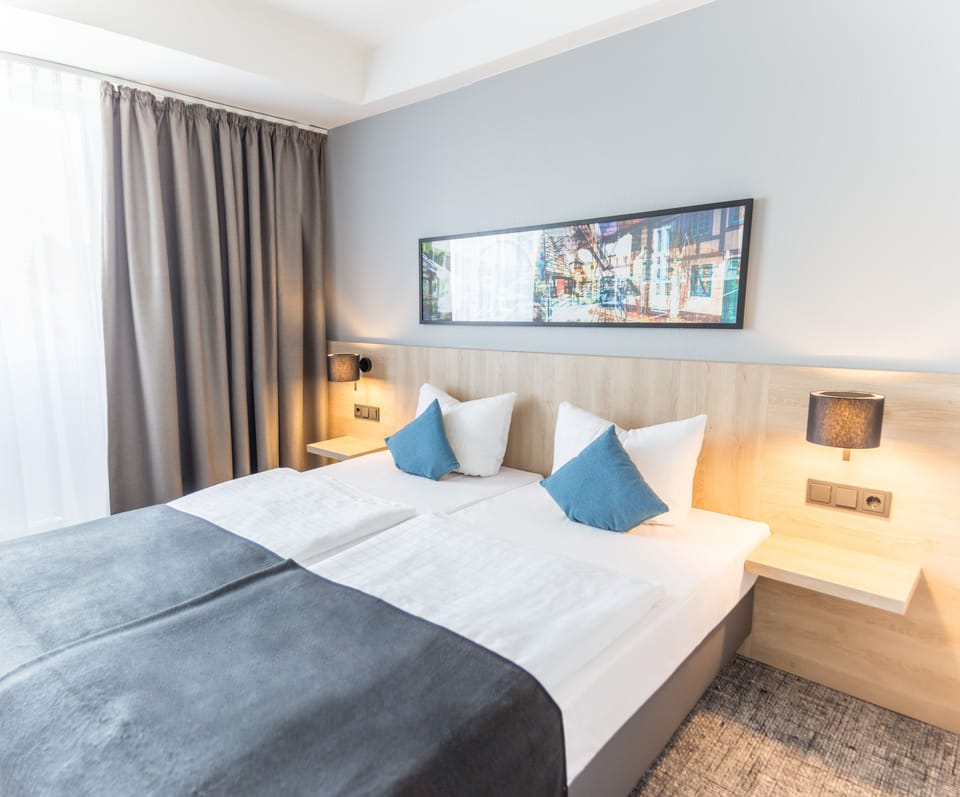 Hypo-allergenic bedding, minibar, desk, laptop workspace